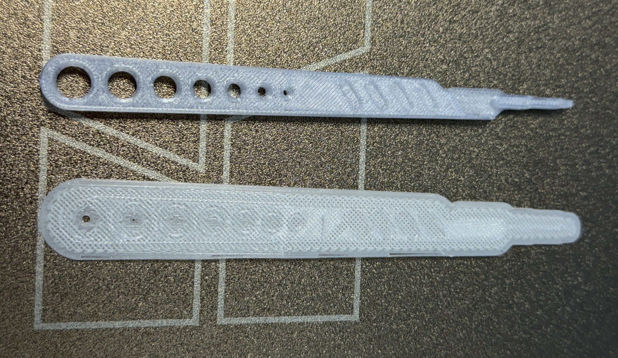 Pièce finale en polycarbonate en haut, raft en ABS décollé en bas, après séparation mécanique