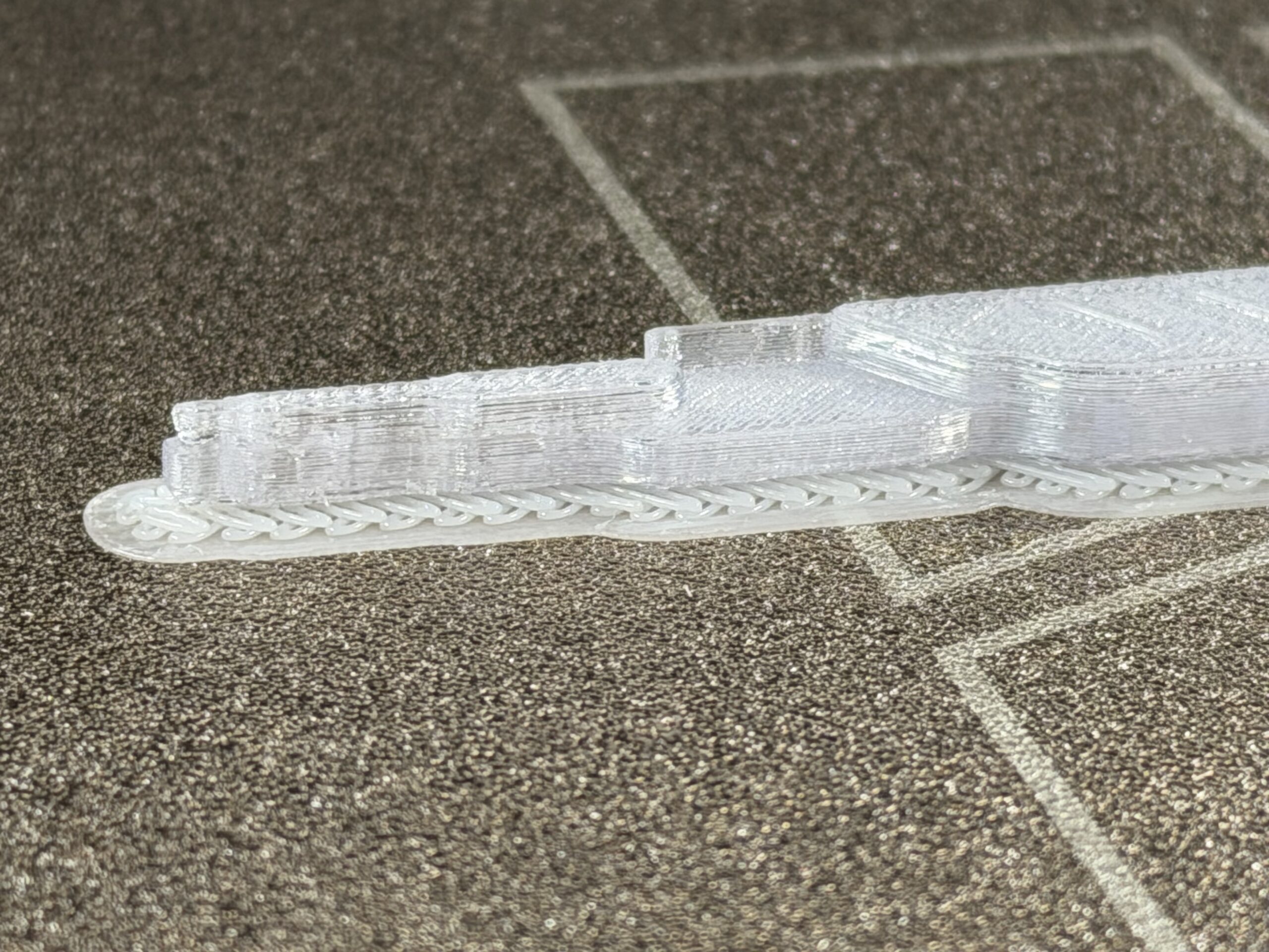 Pièce en polycarbonate imprimée sur un raft en ABS, toujours solidaire du plateau